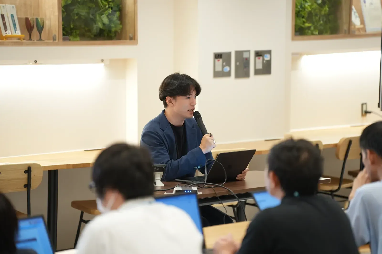 宮城県庁での生成AI研修で、代表の臼井が操作を実演している様子